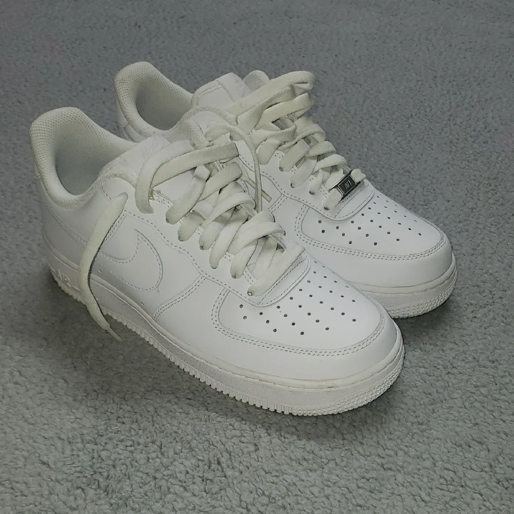 Nike Air Force 1 '07 'Triple White' Women's Size 7.5 DD8959-100 - Picture 4 of 9